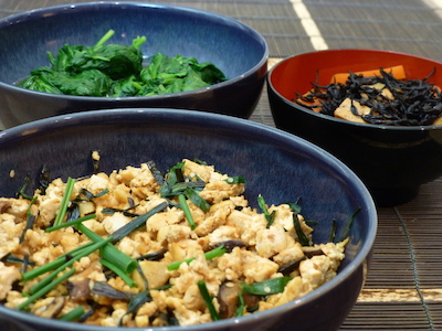 Scrambled tofu, hijiki, spinach and rice