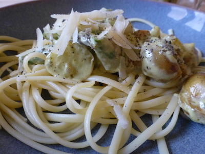 Linguine with cream, potatoes, asparagus and pesto