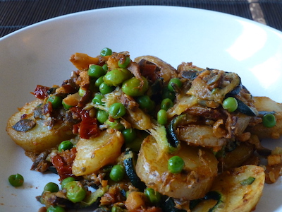 Fried potatoes with soy beans, peas and courgette in a mildly spicy sauce