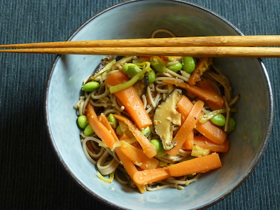Yakisoba with carrots and edamame